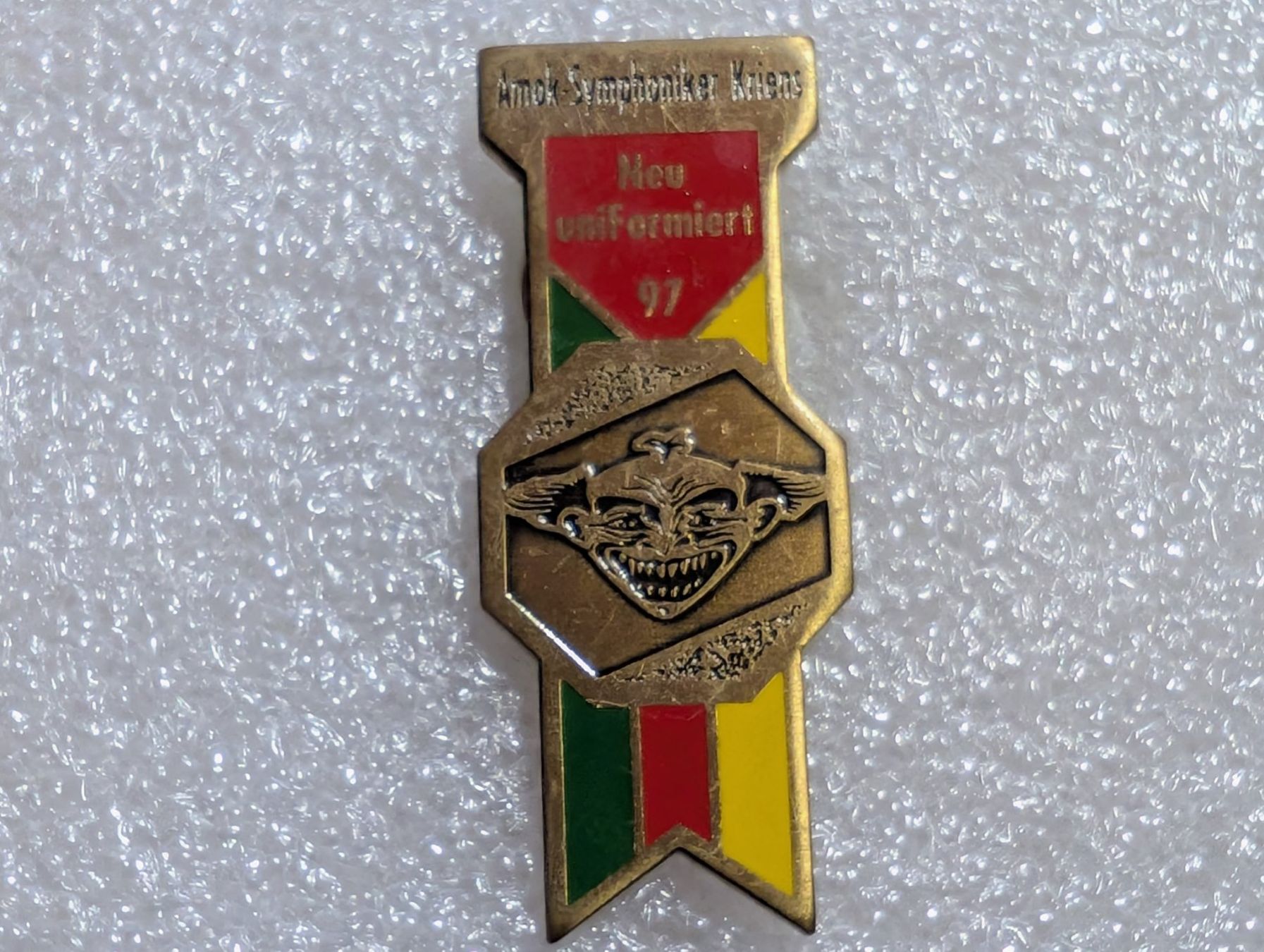 Placchette & Badge: Ansteckpin 256: Neu uniformiert – Usato da Oppligen venduto da Pin-Fall-Shop