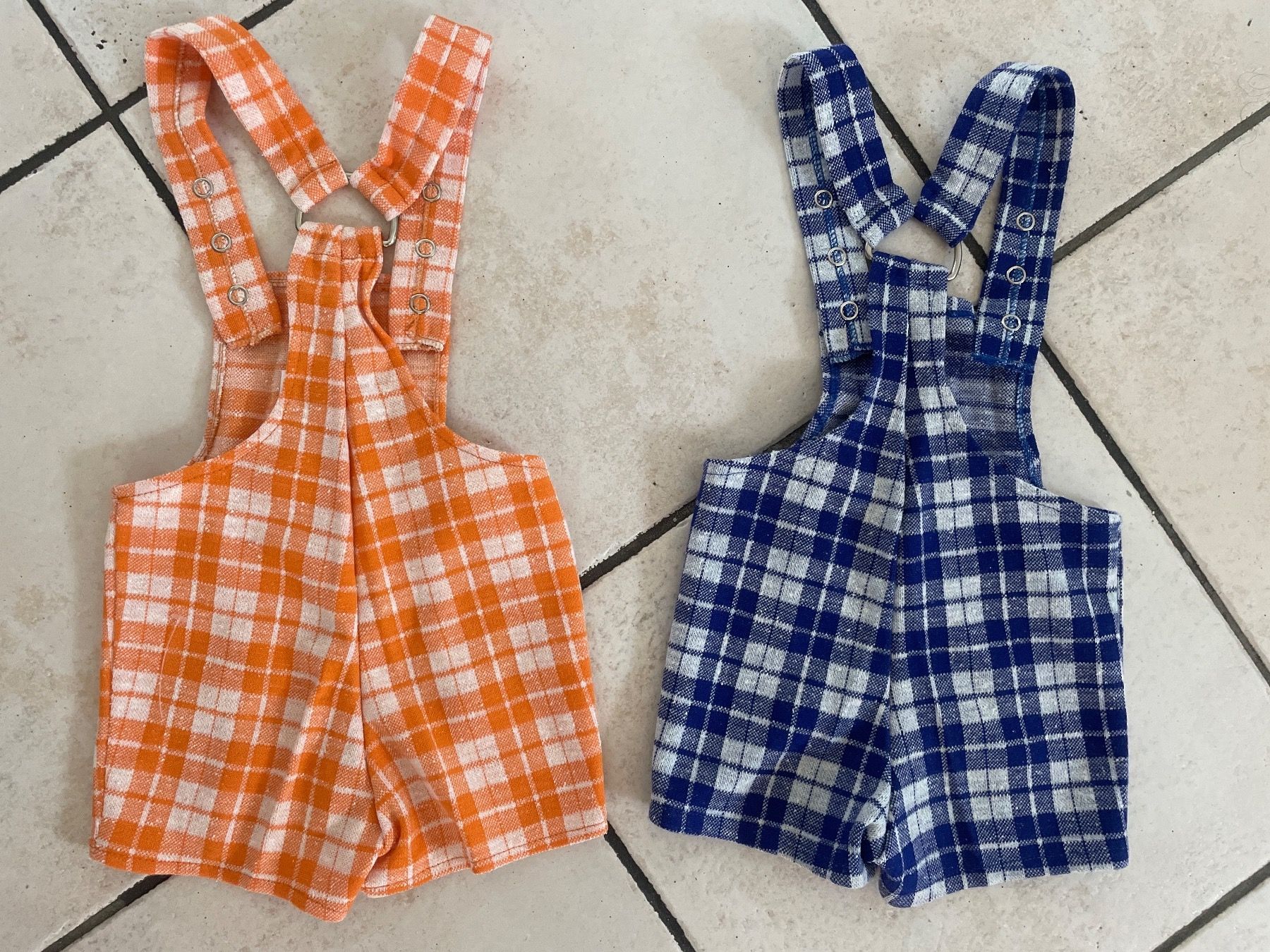 Pantaloni: 2 karierte Latzshorts Gr.92 – Usato da Obergerlafingen venduto da cabo4 1