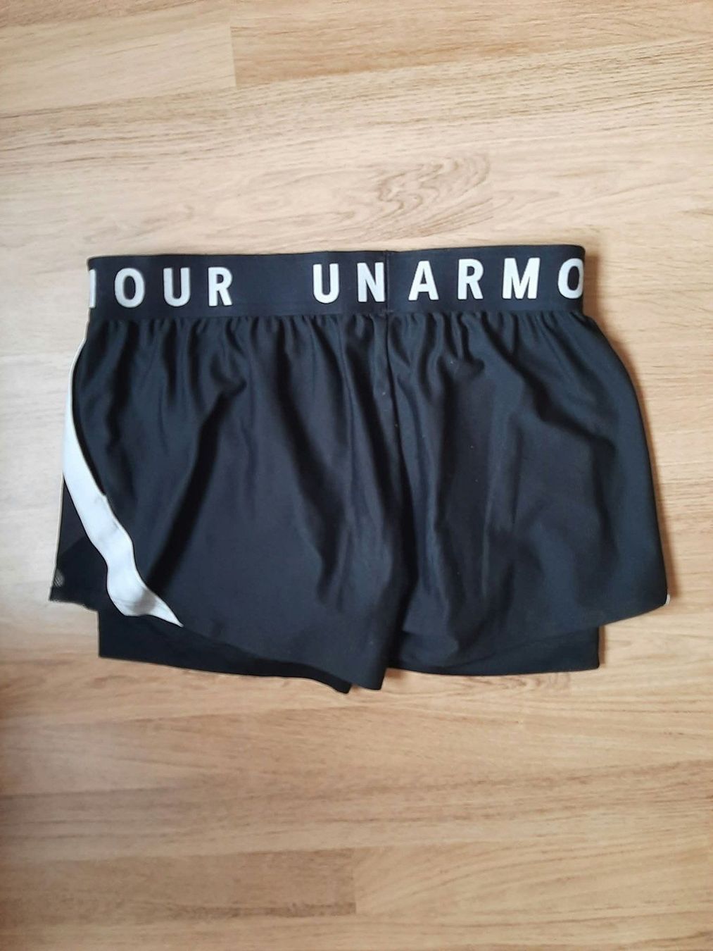 Pantaloni: Short de sport Under Armor – Usato da Neuchâtel venduto da col_6rbm 1