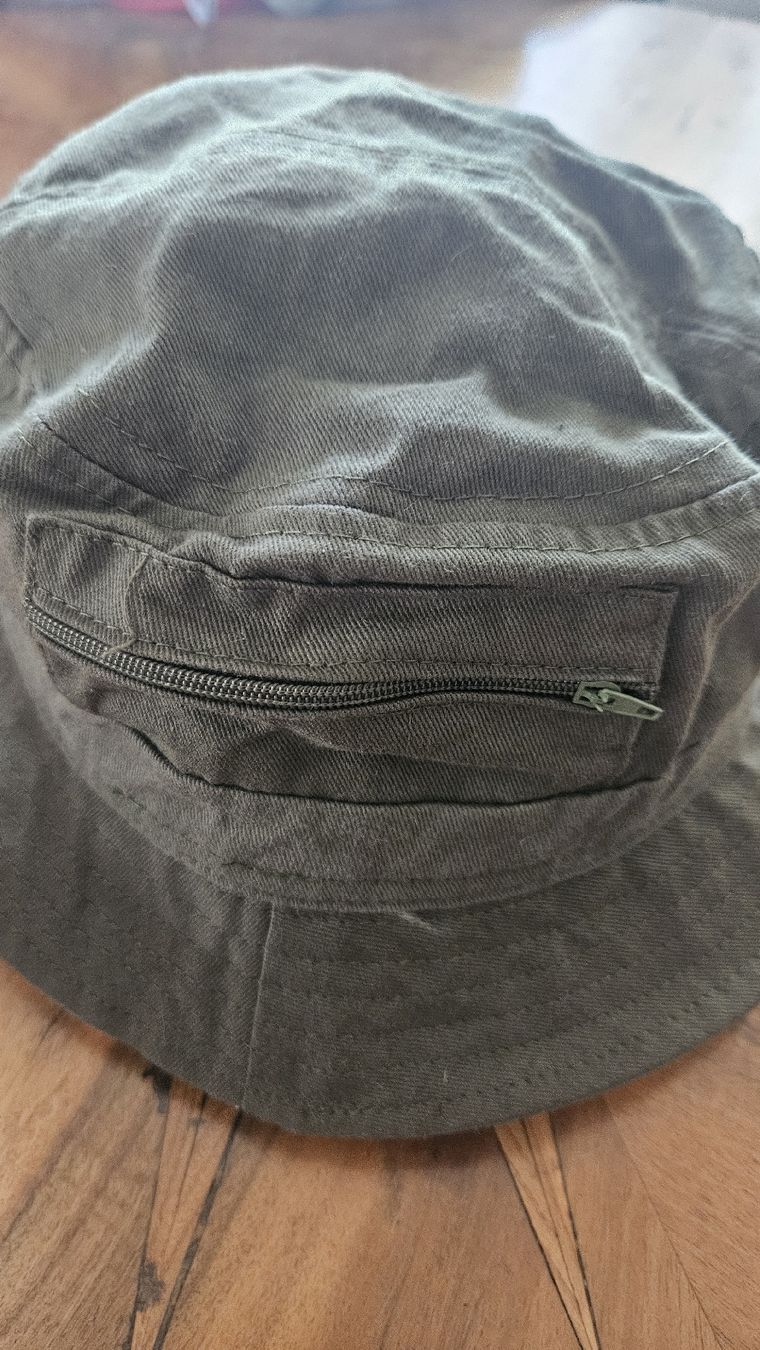 Copricapi, berretti & cappellini: 3x Kani Bucket Hat div. Farben/Designs – Usato da Rapperswil SG venduto da liivea 2