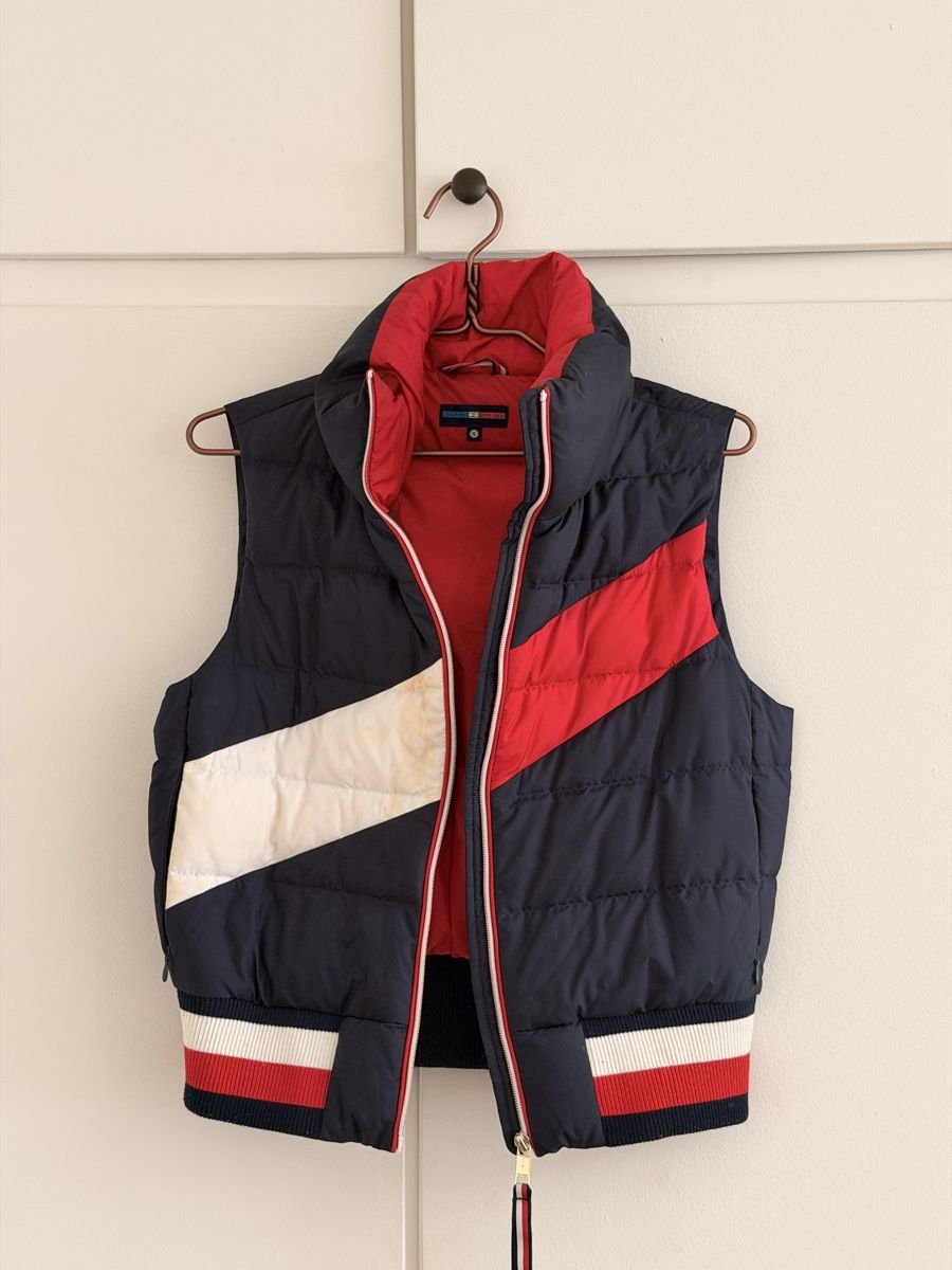 Tommy Hilfiger Gilet & Giacche senza maniche: Tommy Hilfiger Daunenweste Grösse S mit Flecken – Usato da Zürich venduto da huegliariane