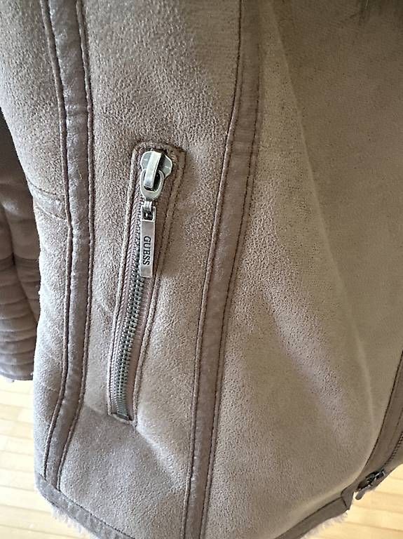 Guess Jacken: Giubbotto Guess con collo in pelo sintetico – Gebraucht aus Tesserete von mis_5ryv 3