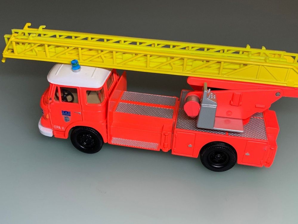 CAMION DE POMPIERS à échelle aérienne Corgi 97321 American LaFrance