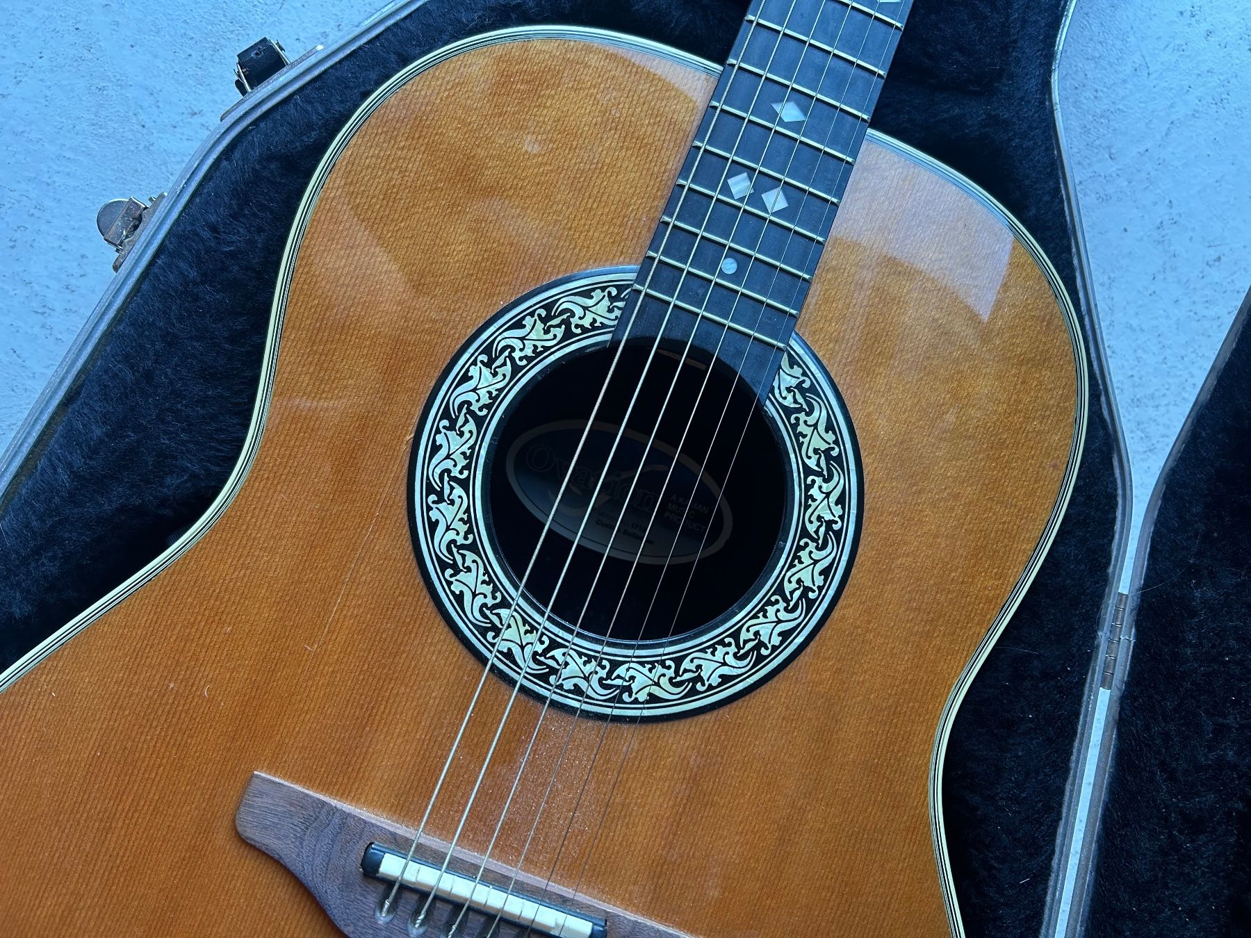 Ovation Strumenti musicali: Ovation Gitarre mit Koffer – Usato da Huttwil venduto da Hallihall3 1