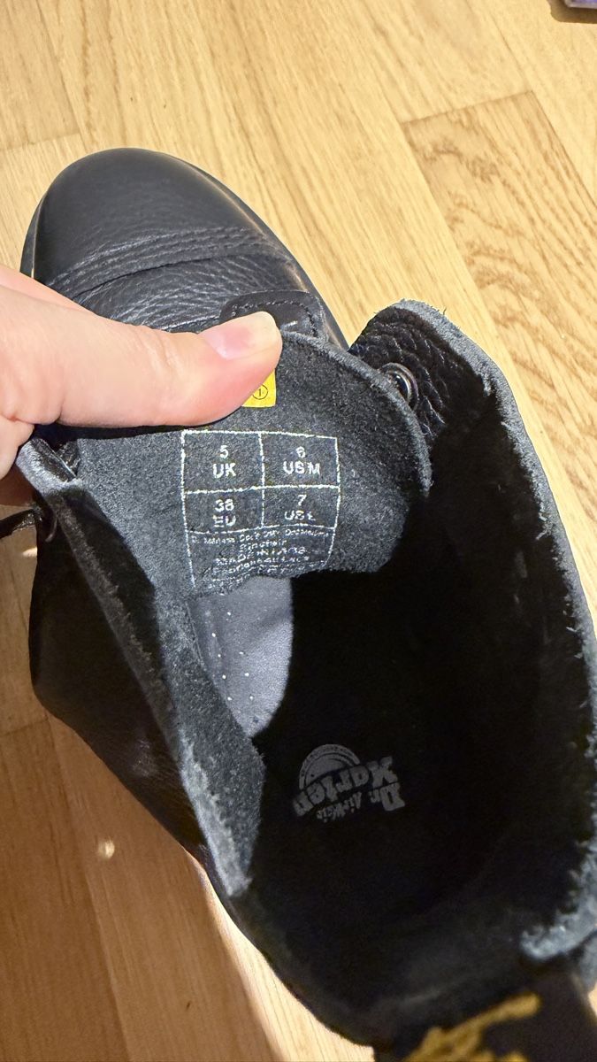 Dr. Martens Damenschuhe: Dr. Martens SINCLAIR - 38, Plateaustiefelette - schwarz – Gebraucht aus Kriens von kyvels 4