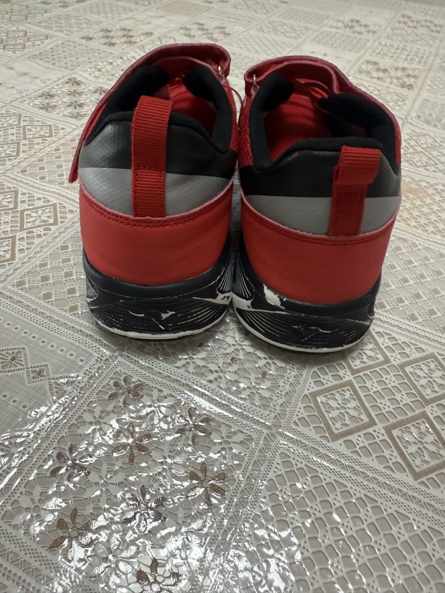 Scarpe da uomo: Kinder Schuhe KangaRoos GR.38 – Usato da Kloten venduto da Privat2011 1