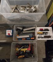 Modelleisenbahn Set: Schienen, Loks, Waggons & Trafo