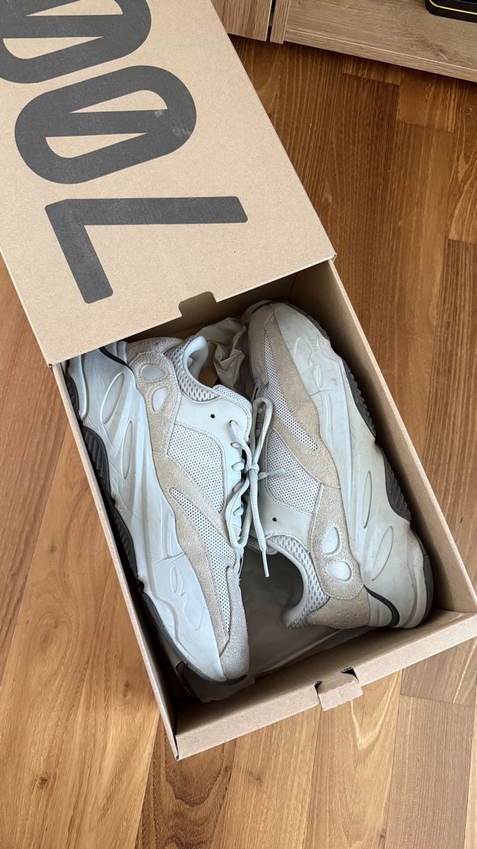 Adidas Scarpe da uomo: yeezy 700 salt 44 – Usato da Horgen venduto da Aron.zh