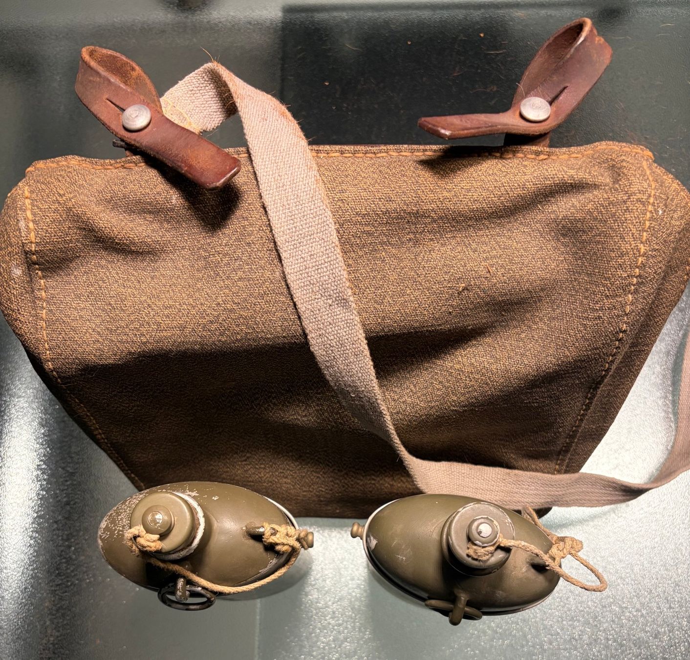 Schweizer Armee Attrezzatura & Pezzi di ricambio: Feldflaschen inkl. Tragtasche Schweizer Armee – Usato da Aarwangen venduto da concorde58 1