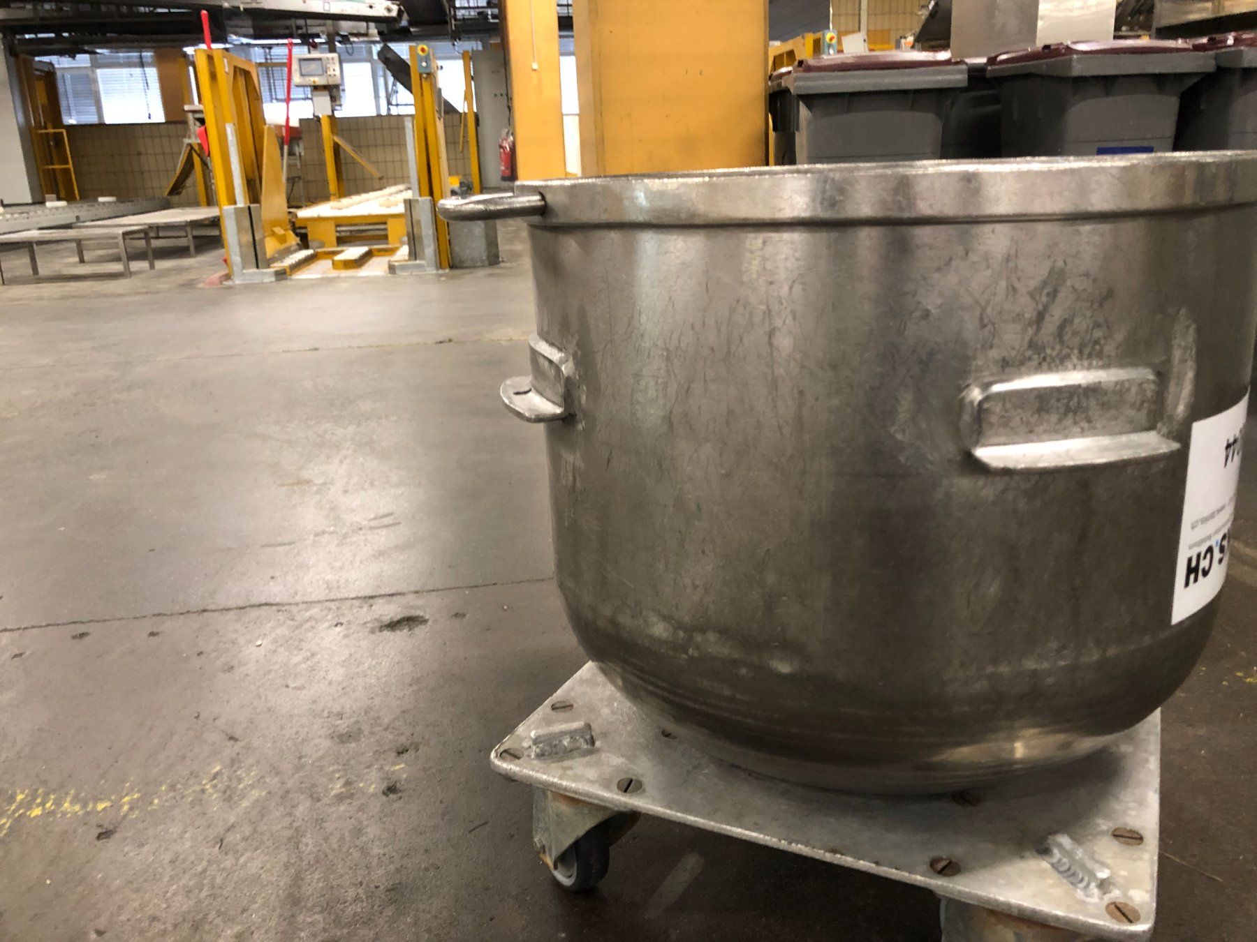 Schalen: 90 Liter Edelstahlschüssel mit Rollwagen – Gebraucht aus Appenzell von OcclineGmbH