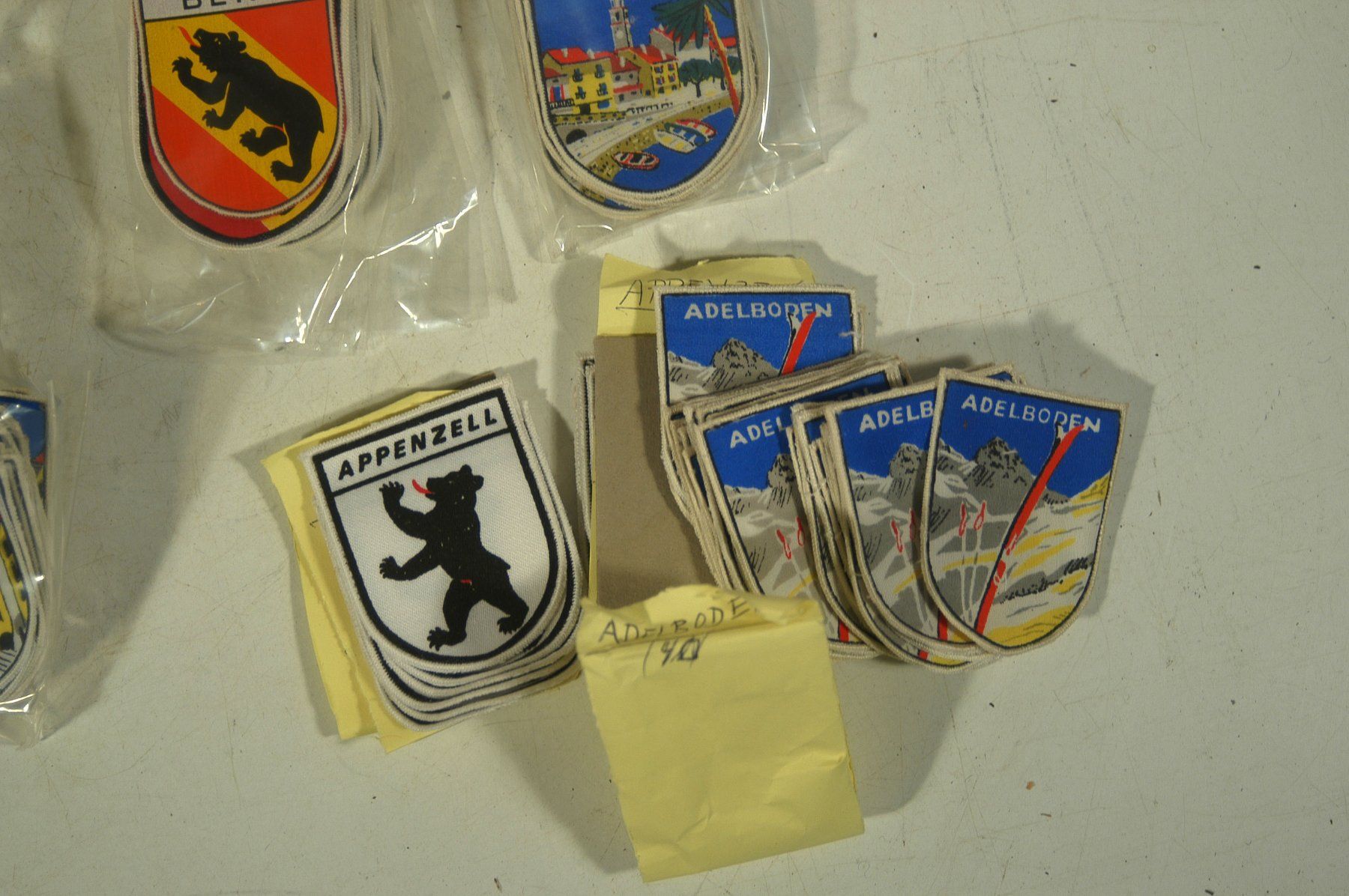 Placchette & Badge: Grosse Sammlung Kantonswappen Schweiz aus Stoff – Usato da Herisau venduto da Wisen 4
