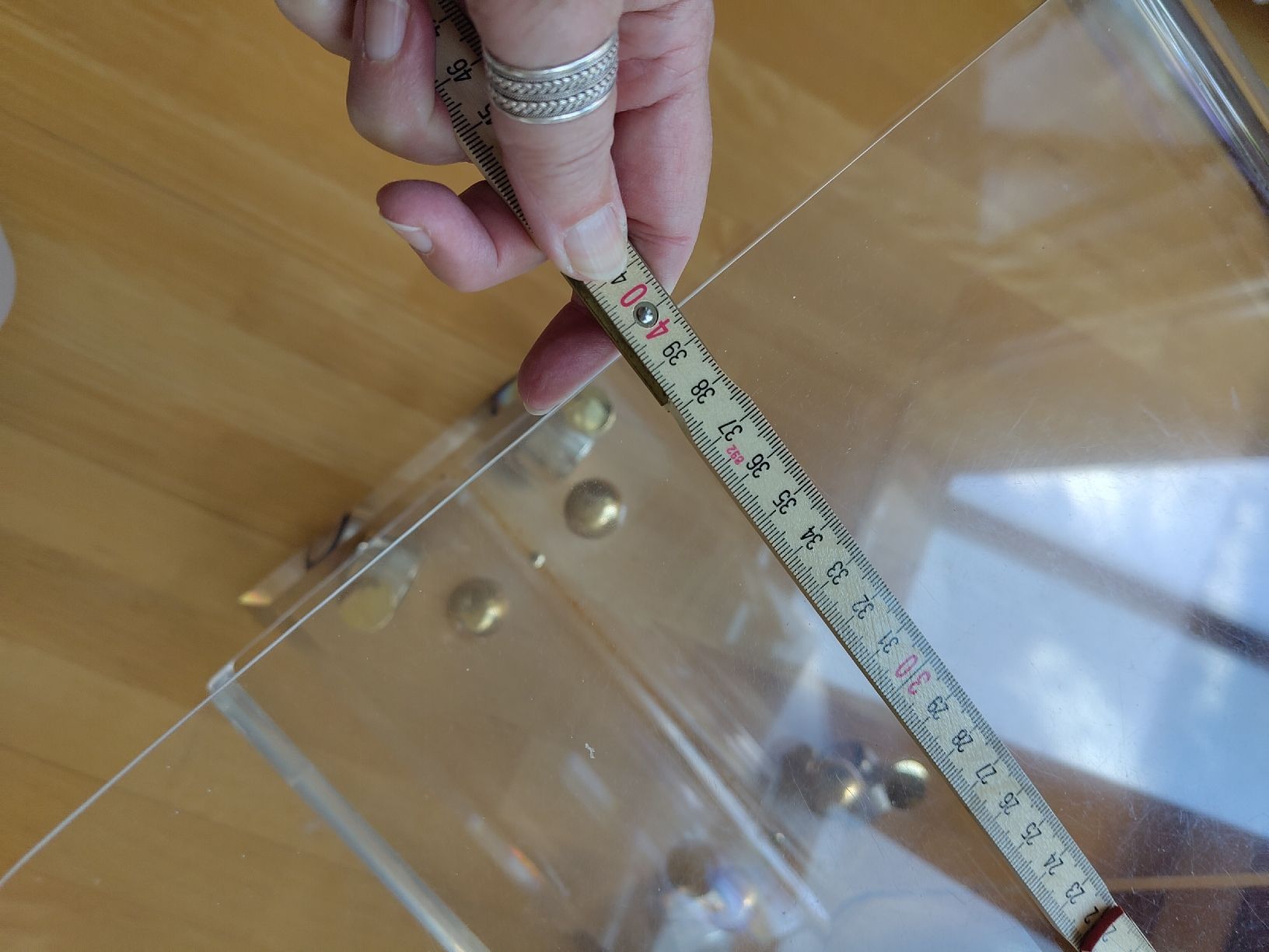 Tavoli: Tischchen aus Acrylglas mit Messing-Elementen – Usato da Wädenswil venduto da AVY 1