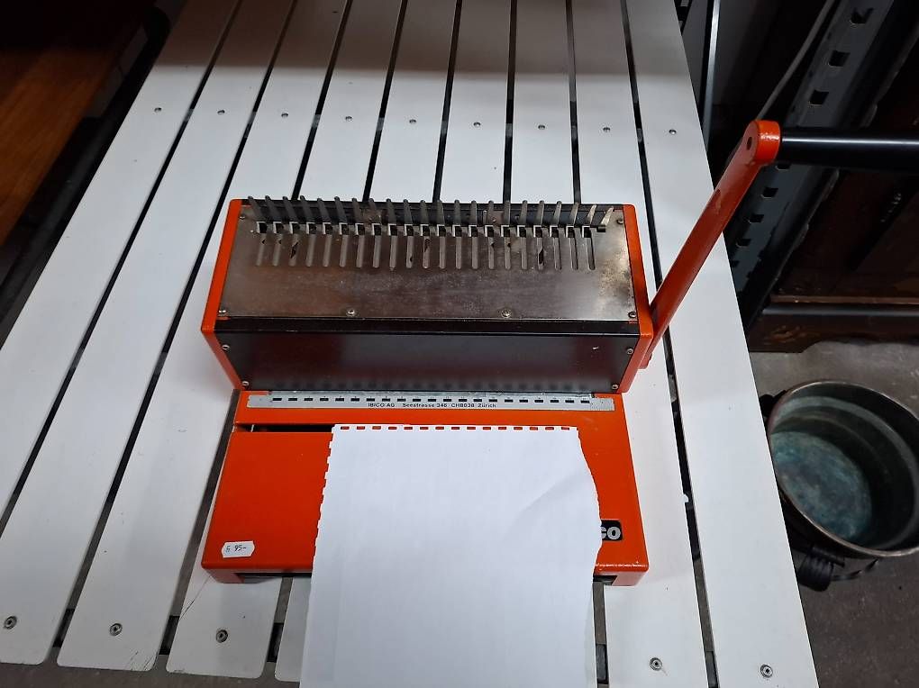 Ibico Macchine rilegatrici: Manuelle Ibico Ringbinder- Plastikbindemaschine Bindegerät – Usato da Mühlehorn venduto da Flohmarkt-Walensee 6