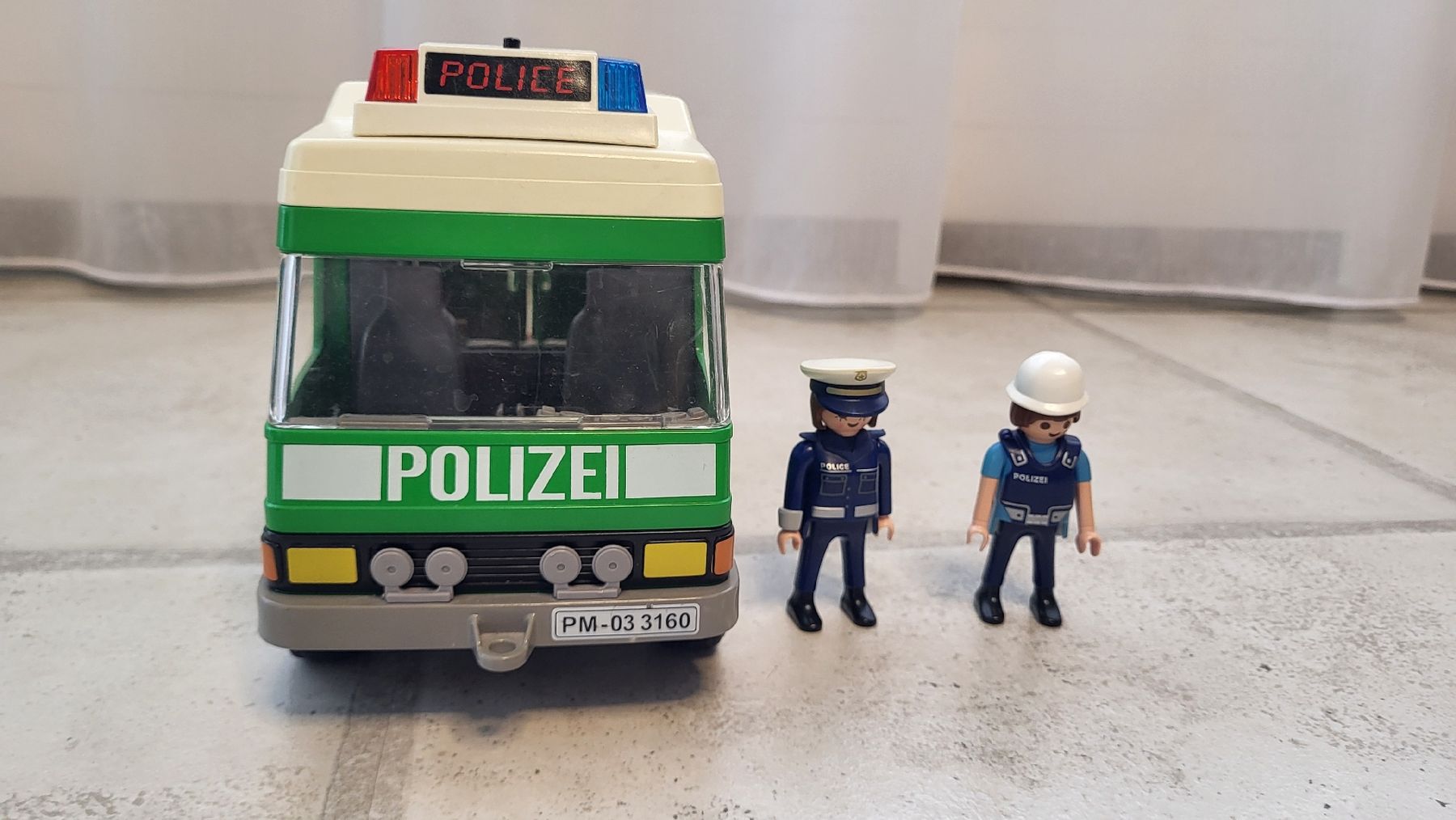 Playmobil Giocattoli: Polizeibus mit 2 Figuren – Usato da Mels venduto da mani013 1