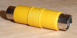 Adapter 4-Pinstecker auf Chinch-Buchse