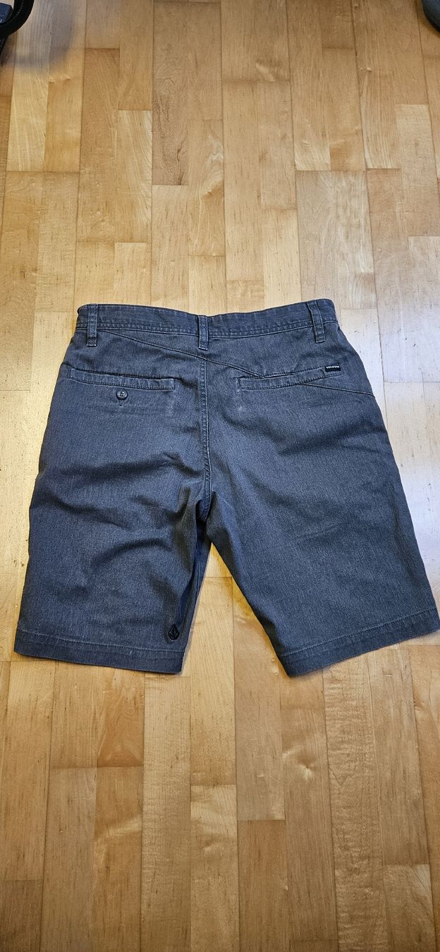 Volcom Pantaloni: Kurze Hose Volcom in grau – Usato da Münchwilen AG venduto da tim.luethy 1