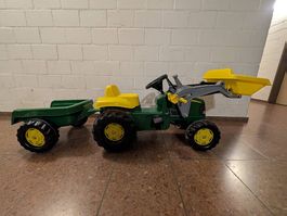 John Deere Traktor mit Frontlader und Anhänger