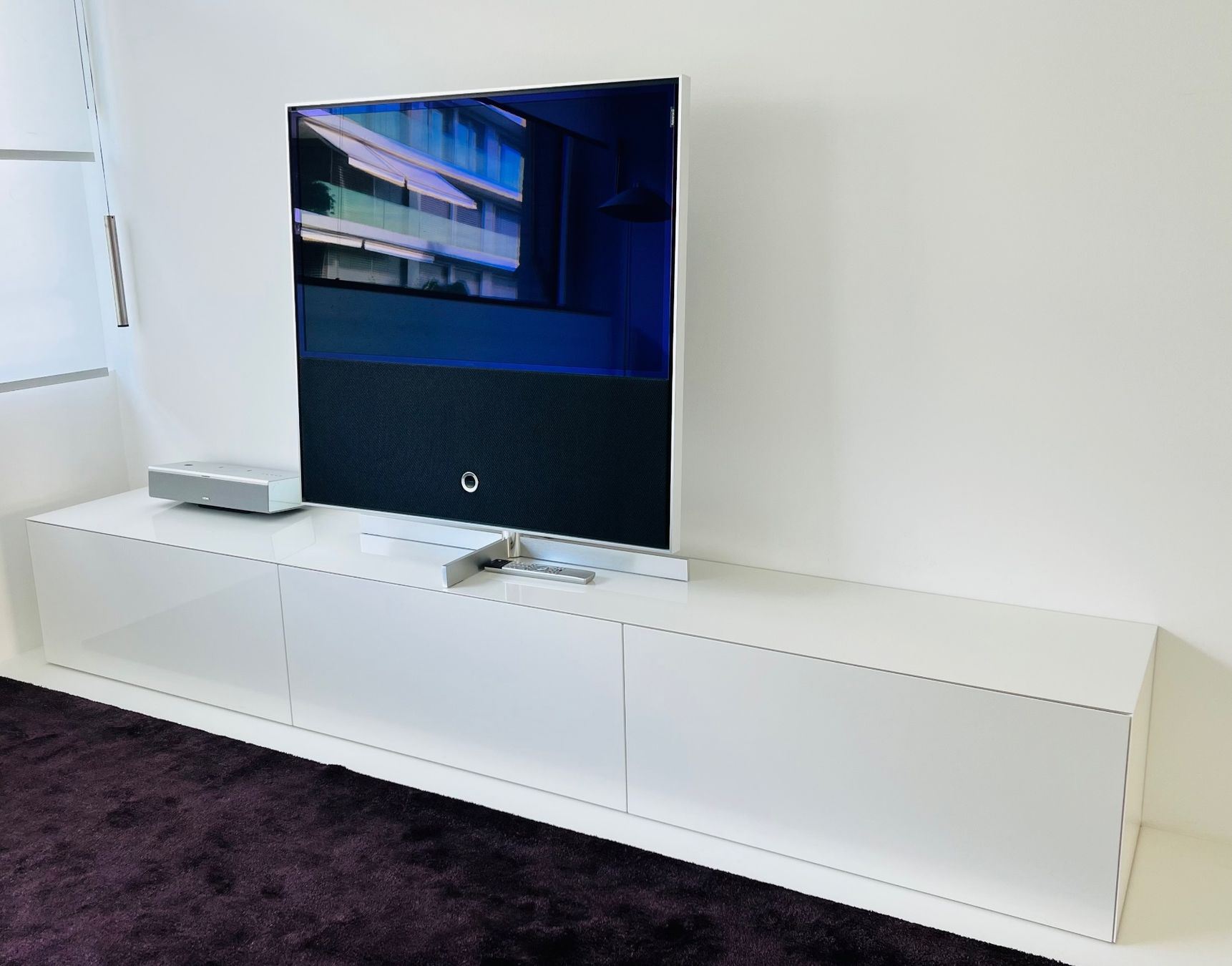 Loewe Meubles TV: Loewe Reference ID40 mit Standfuss +Lowboard weiss Hochglanz – D'occasion à ZUG par sch_xpf5 1