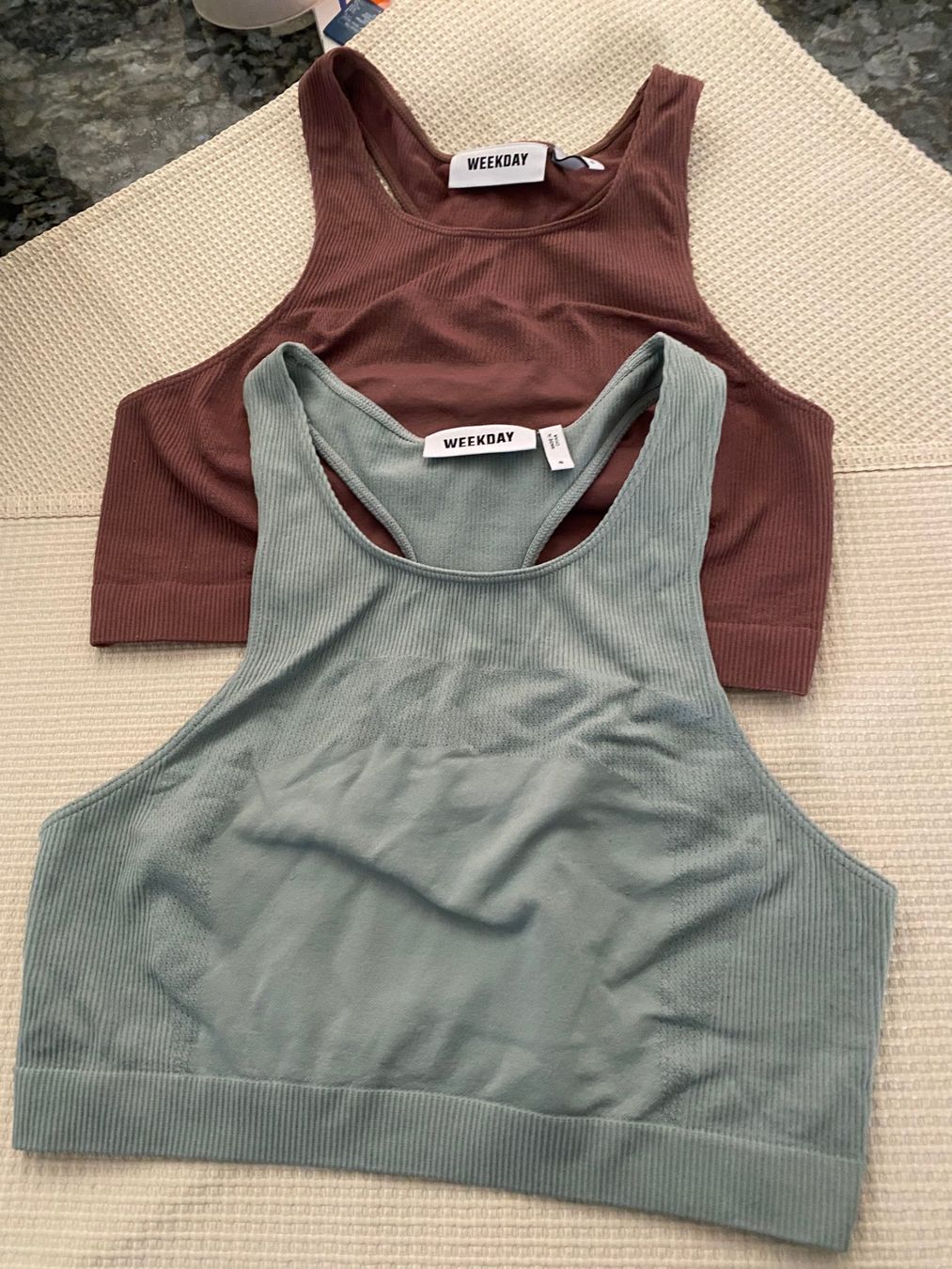 Weekday Tops: 2x Weekday Top Grösse S – D'occasion à Allenwinden par Obalu