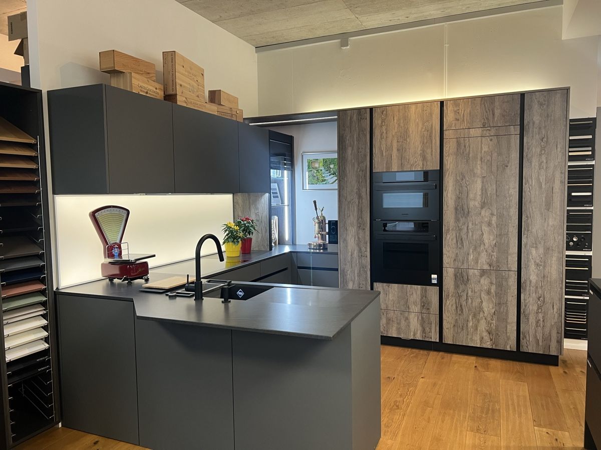 Komplettküchen: Cuisine complète avec appareils électroménagers – Neu (gemäss Beschreibung) aus Villars-Ste-Croix von Maaaat 1