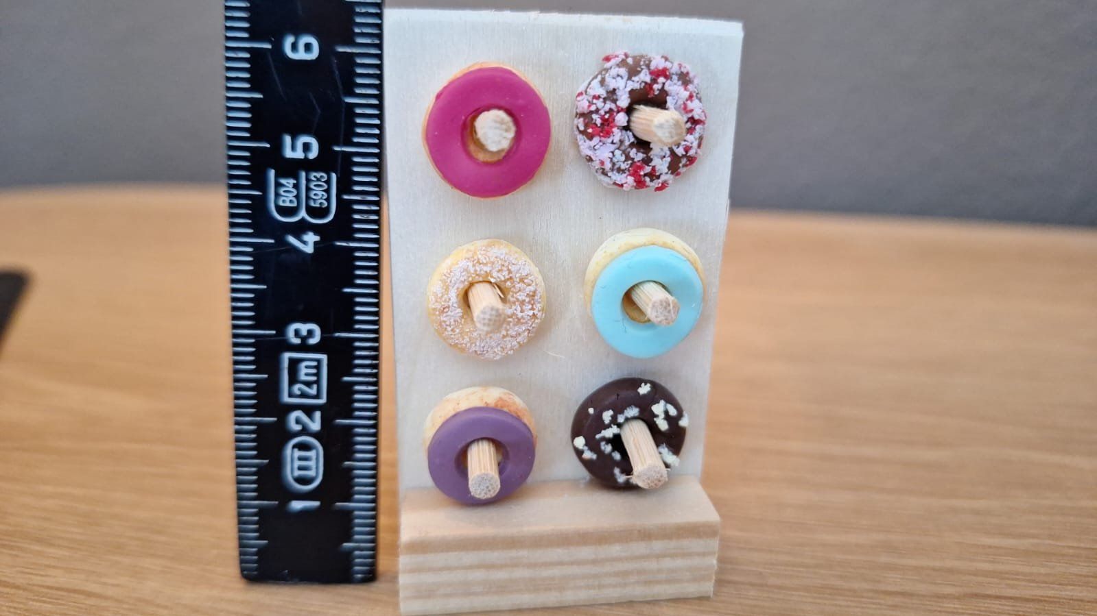 Case e mobili per bambole: Donuts Ständer, Alles Handmade Ständer und Donuts – Nuovo (secondo la descrizione) da Zürich venduto da HandmadeTinyFood 4