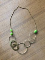Vendo collana in ottone dorato e pietre verdi.