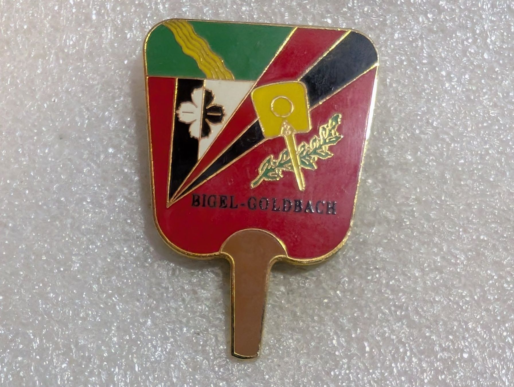 Placchette & Badge: Ansteckpin 243: Bigel Goldbach – Usato da Oppligen venduto da Pin-Fall-Shop