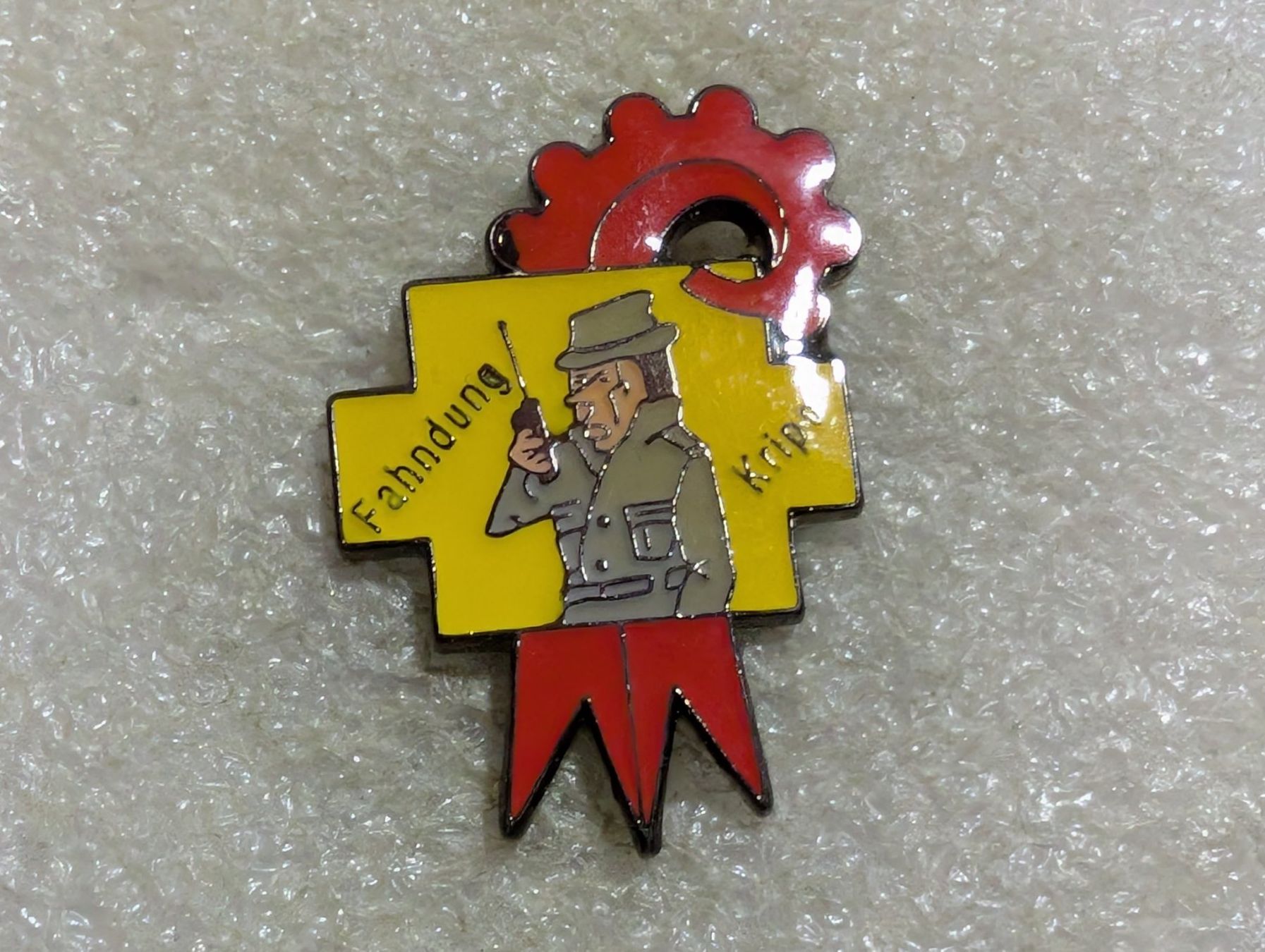 Plaketten & Abzeichen: Ansteckpin 107: Kripo Basel – Gebraucht aus Oppligen von Pin-Fall-Shop