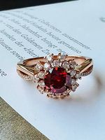 Eleganter Ring mit rotem Moissanit.