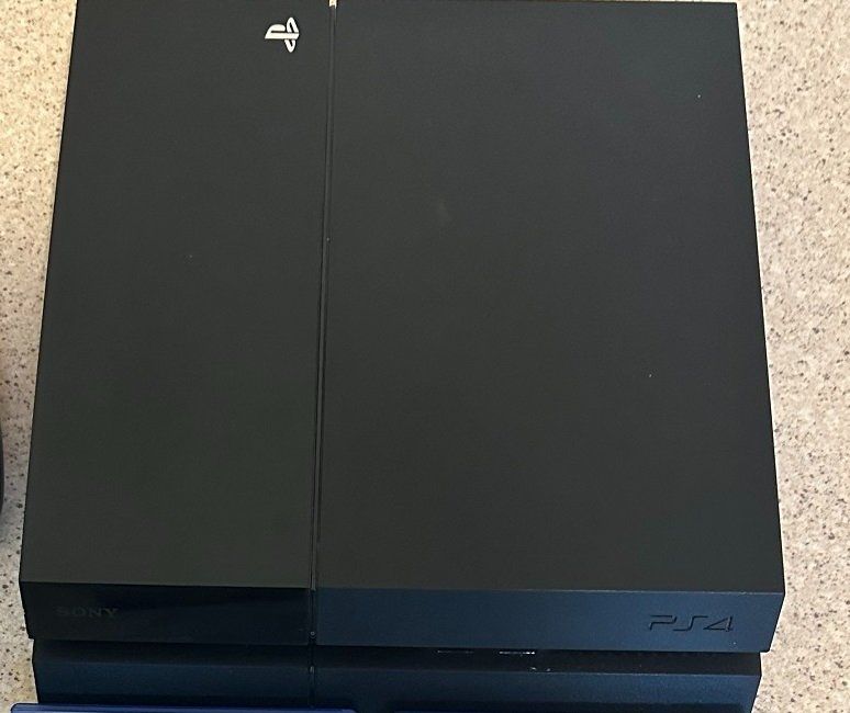 Sony Console: Schwarze PS4 KONSOL MIT 500GB – Usato da Nidau venduto da EXP40