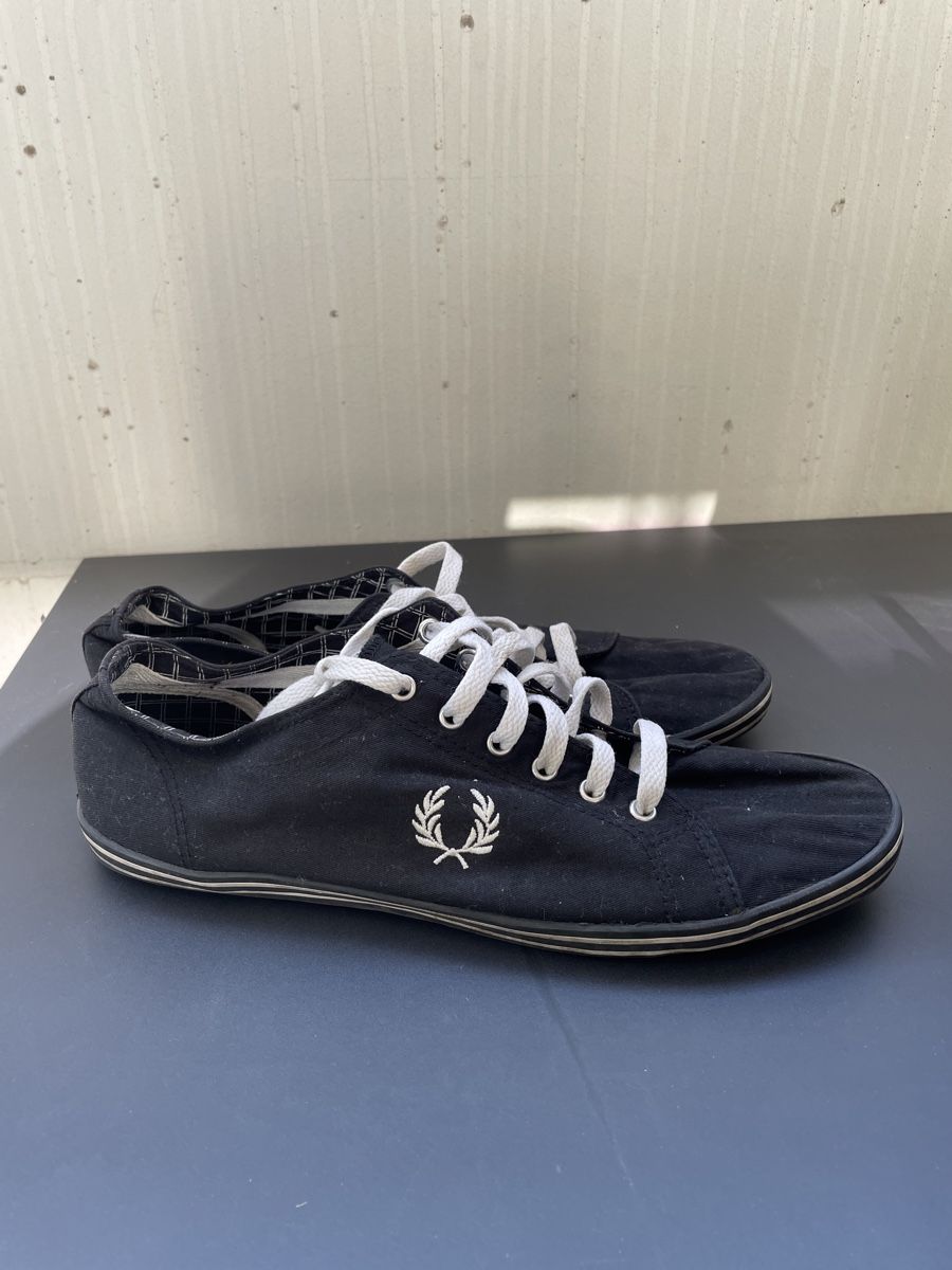 Fred Perry Herrenschuhe: Chaussures Fred Perry noires taille 43 – Gebraucht aus Sion von lbo_jpy8
