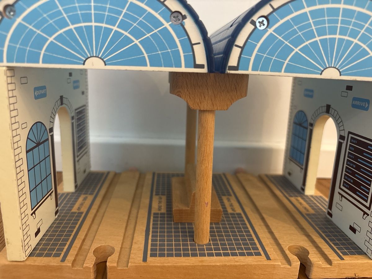 Brio Giocattoli: Brio Bahnhof – Usato da Hüntwangen venduto da Weiach8187 1