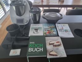 Vorwerk: weisser Thermomix TM5 mit viel Zubehör