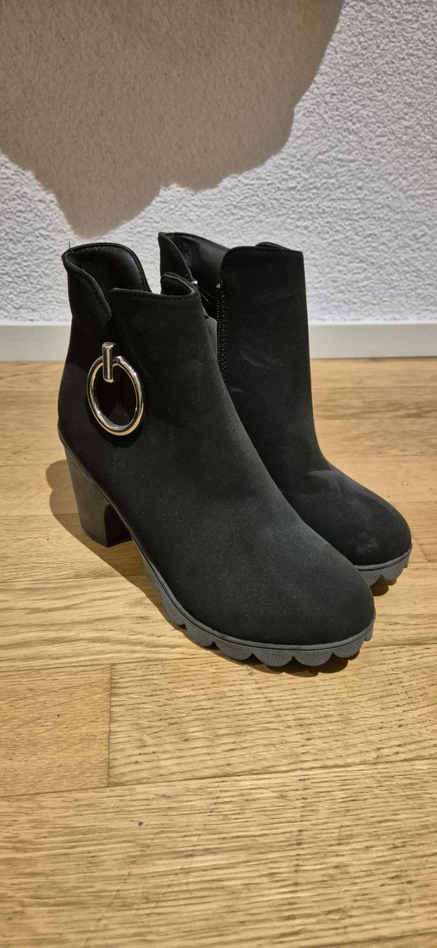 Scarpe da donna: Stiefeletten Gr 37 – Nuovo (secondo la descrizione) da Altstätten SG venduto da Akitoichiro