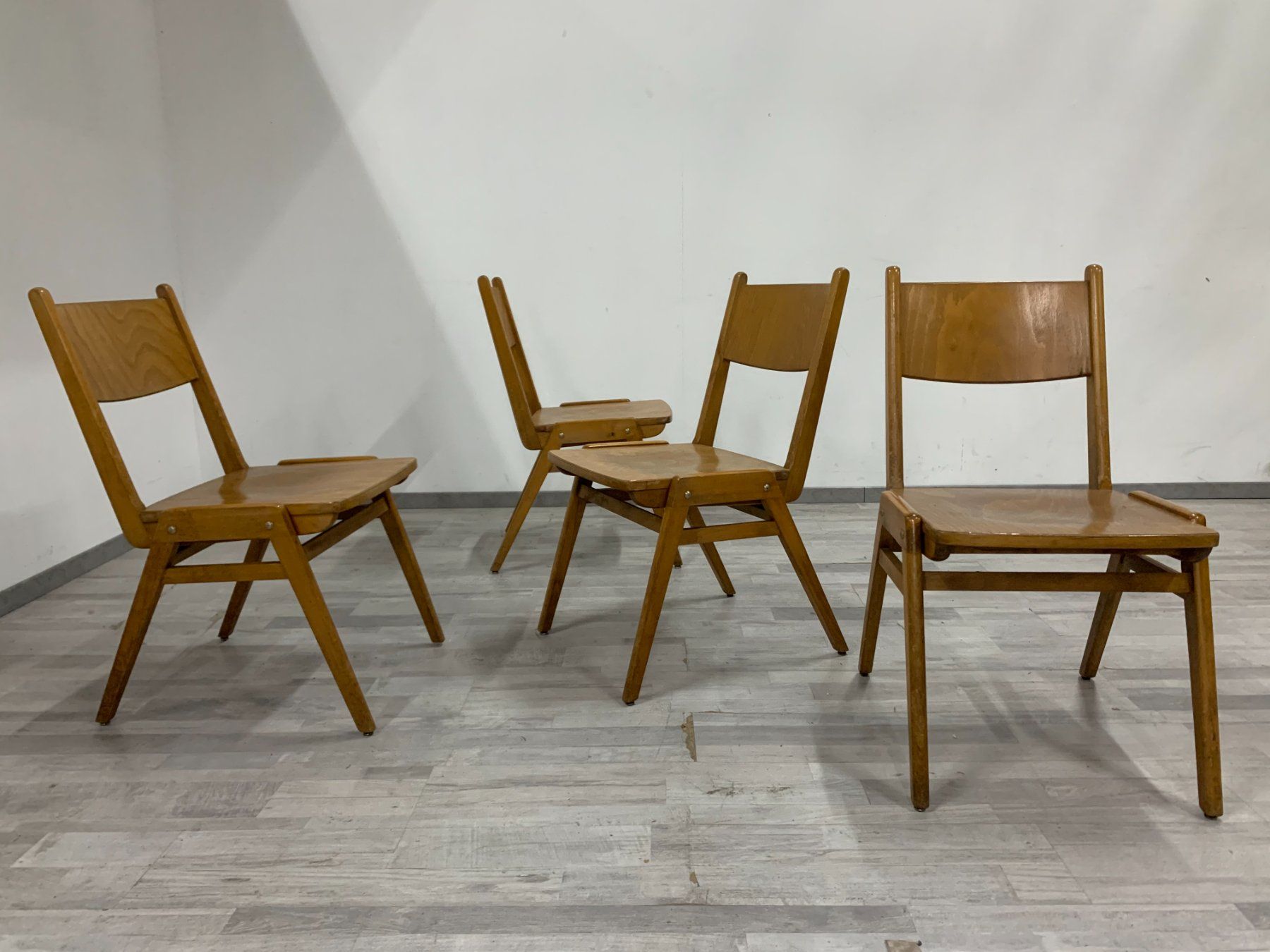 Sedie: Vintage Stapelstühle aus Holz – Usato da Zürich venduto da ZuercherBrockenhaus 8