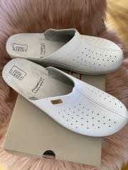 Herrenschuhe: FAST NEUER WEISSER PANTOFFEL GR.40 – Gebraucht aus pratteln von Mickely1 1