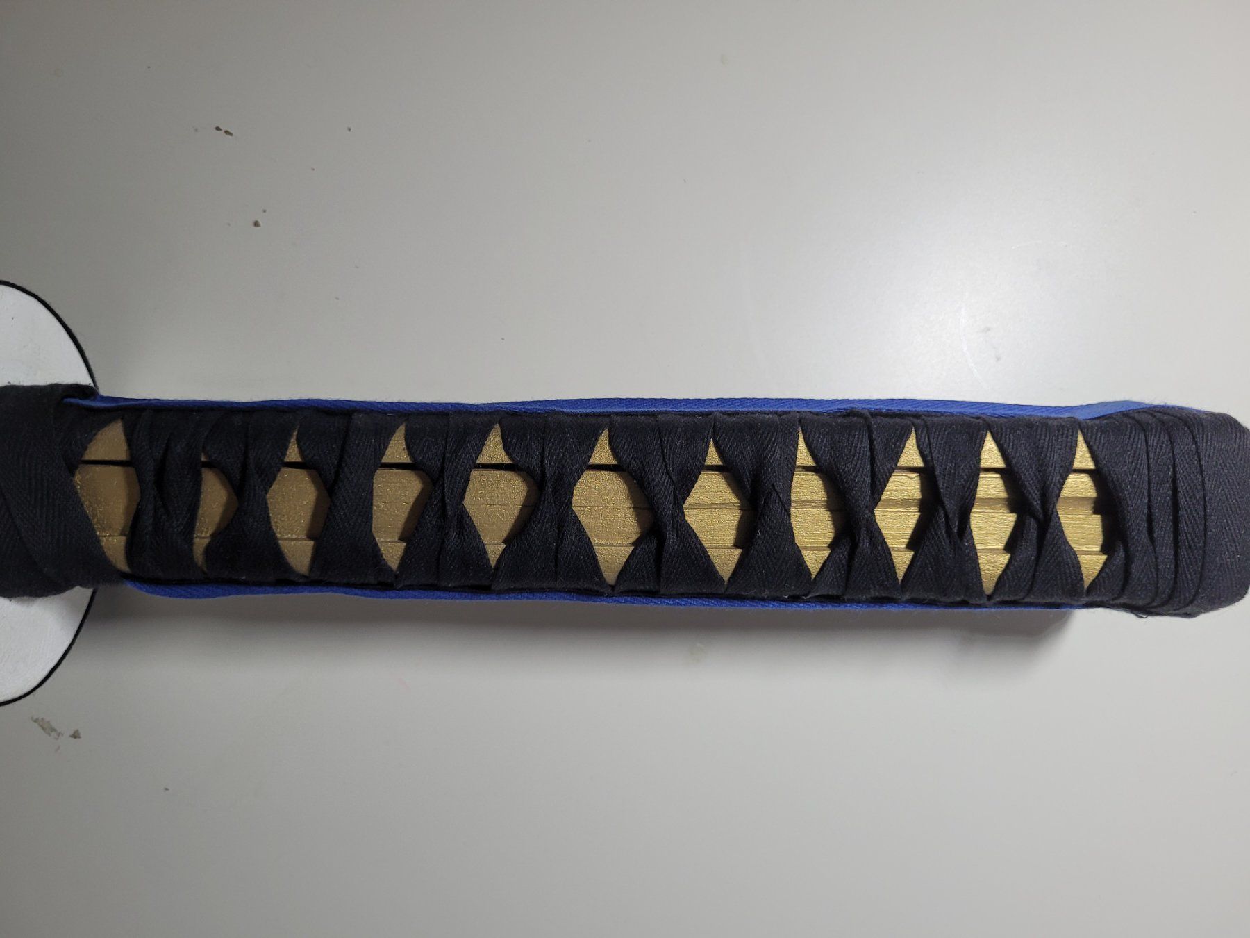 Internationale Kunst: Selbstgemachtes Wooden Katana – Gebraucht aus Zürich von Saxer1900 1