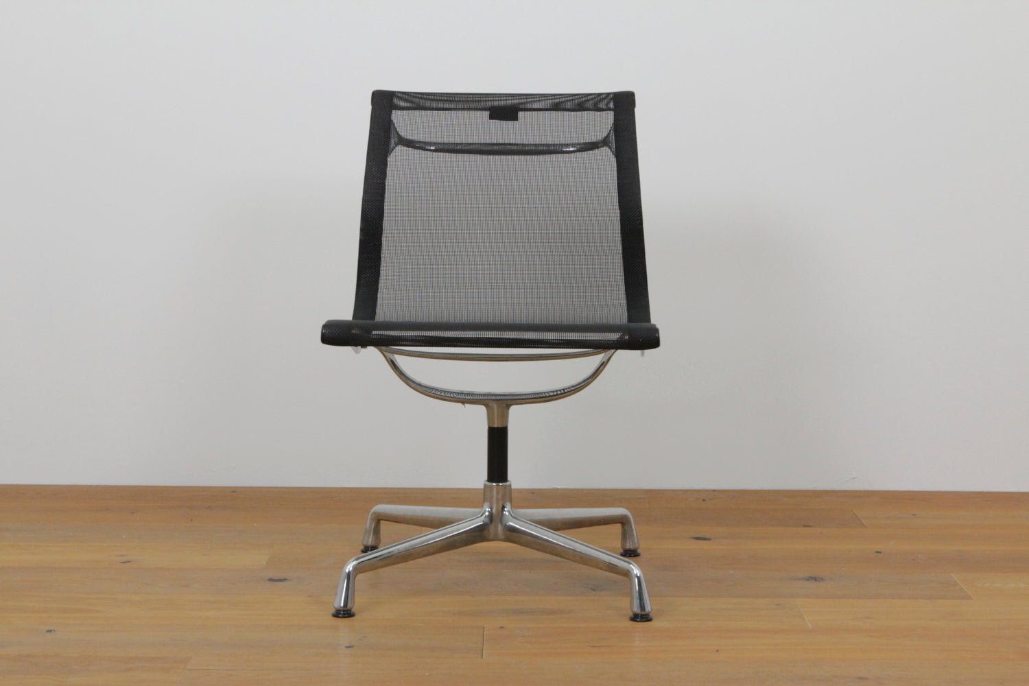 Vitra Stühle: Aluminium Chair EA104   #1054 – Gebraucht aus Affoltern am Albis von StudioStandard