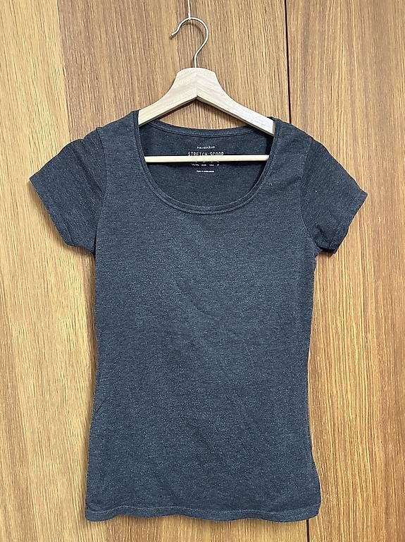 Primark T-shirt: dunkelgraues T-Shirt – Usato da Gais venduto da T_iziana