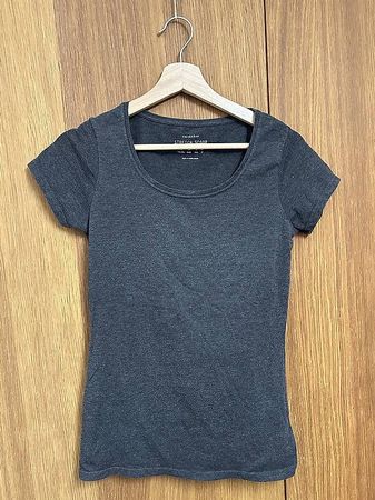 dunkelgraues T-Shirt