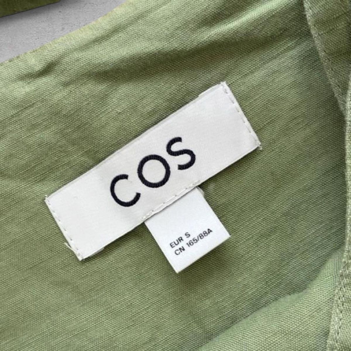 Cos Tute: cos square-neck linen blend playsuit | green  – Usato da Zürich venduto da h_studio_edit 3