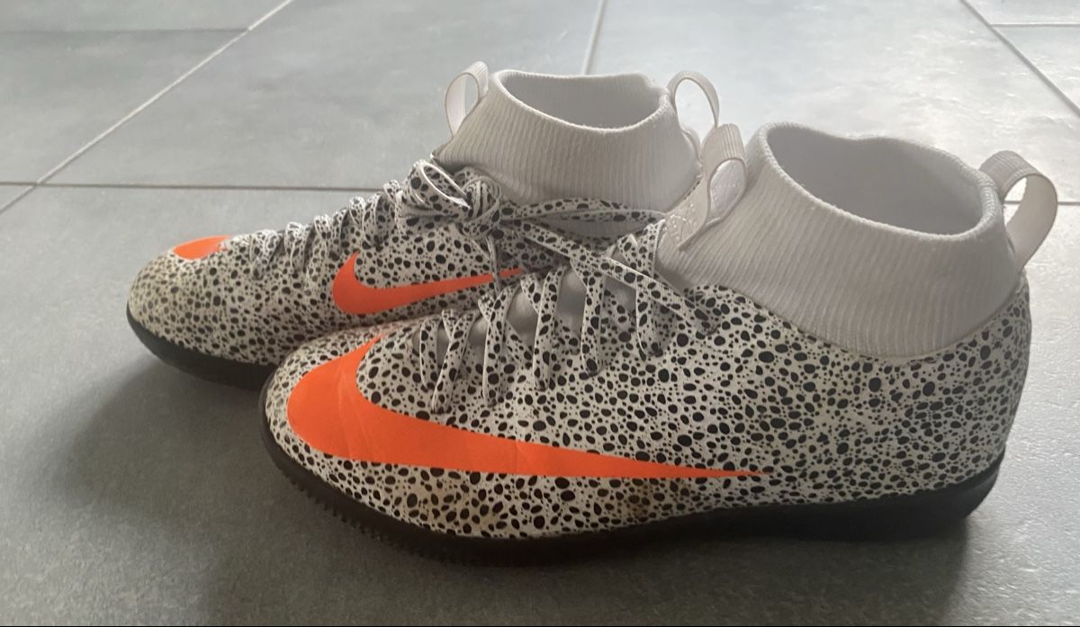 Nike Scarpe da uomo: Hallenschuhe Nike, Gr. 33 – Usato da Schöfflisdorf venduto da ast_jfj7