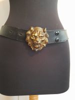 Ledergürtel mit Löwekopf . schwarz . Schnalle gold .