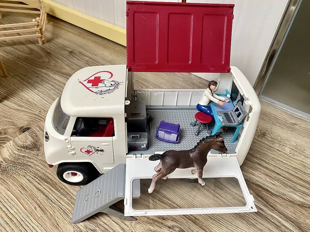 Giocattoli: Schleich Krankenwagen – Usato da Biel-Benken BL venduto da anj_bx2k