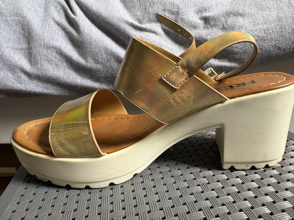 Scarpe da donna: Glänzende Sandalen mit Absatz, Grösse 38 – Usato da Zürich venduto da Luisashyale 2