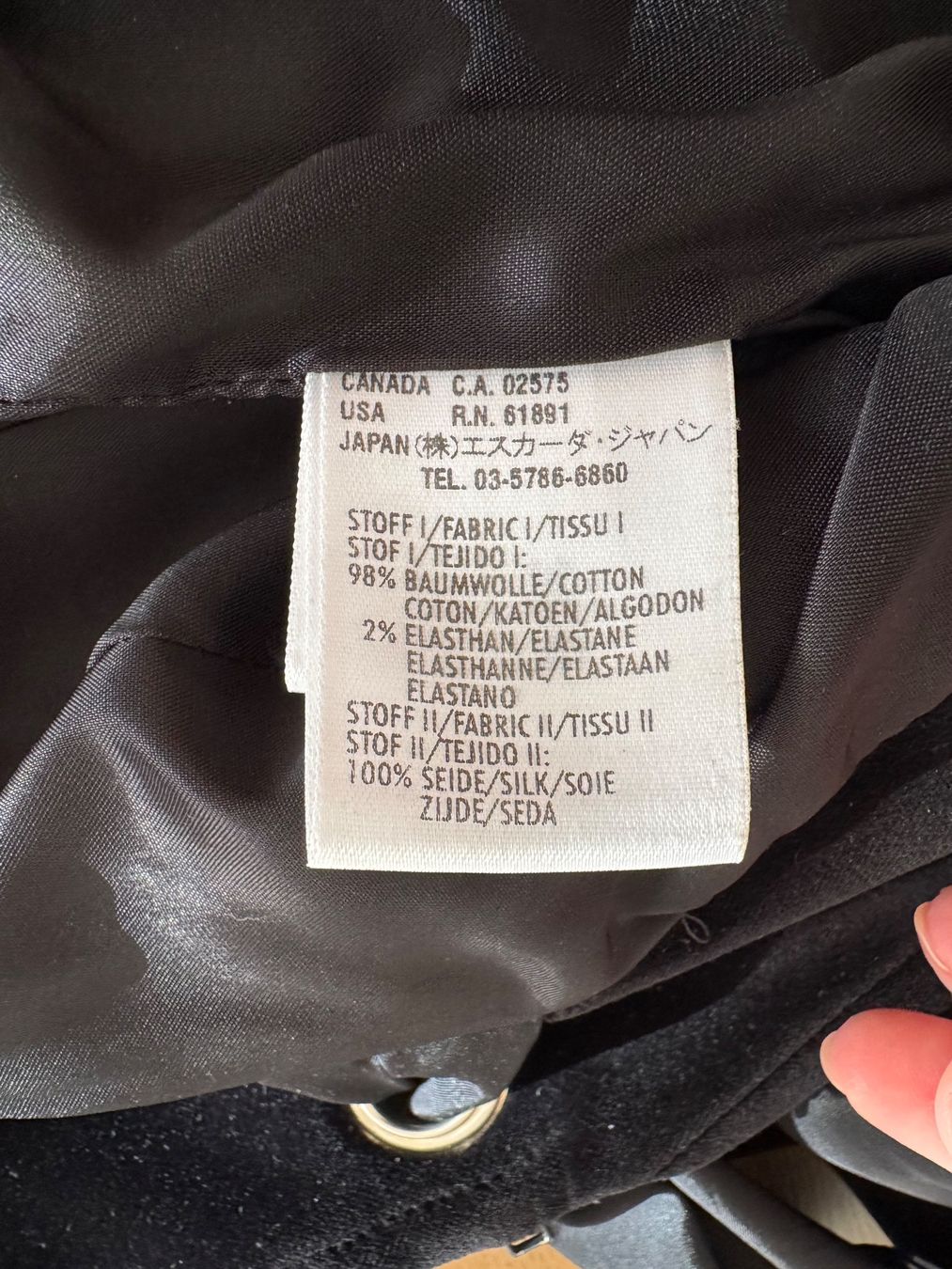 Escada Giacche: Escada Samt Blazer Schwarz mit Schleife Verschluss – Usato da Emmen venduto da sin_9c9b 3