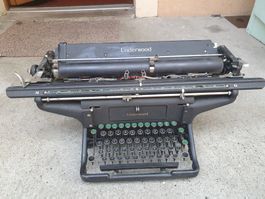 Antike Schreibmaschine Underwood mit breitem Schlitten