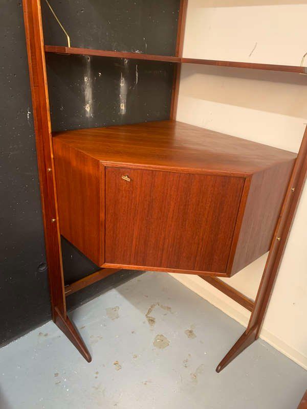 Regale: Mid-Century Eckregal, teak - Denmark 1960er – Gebraucht aus Pregassona von ModernistaCH 1