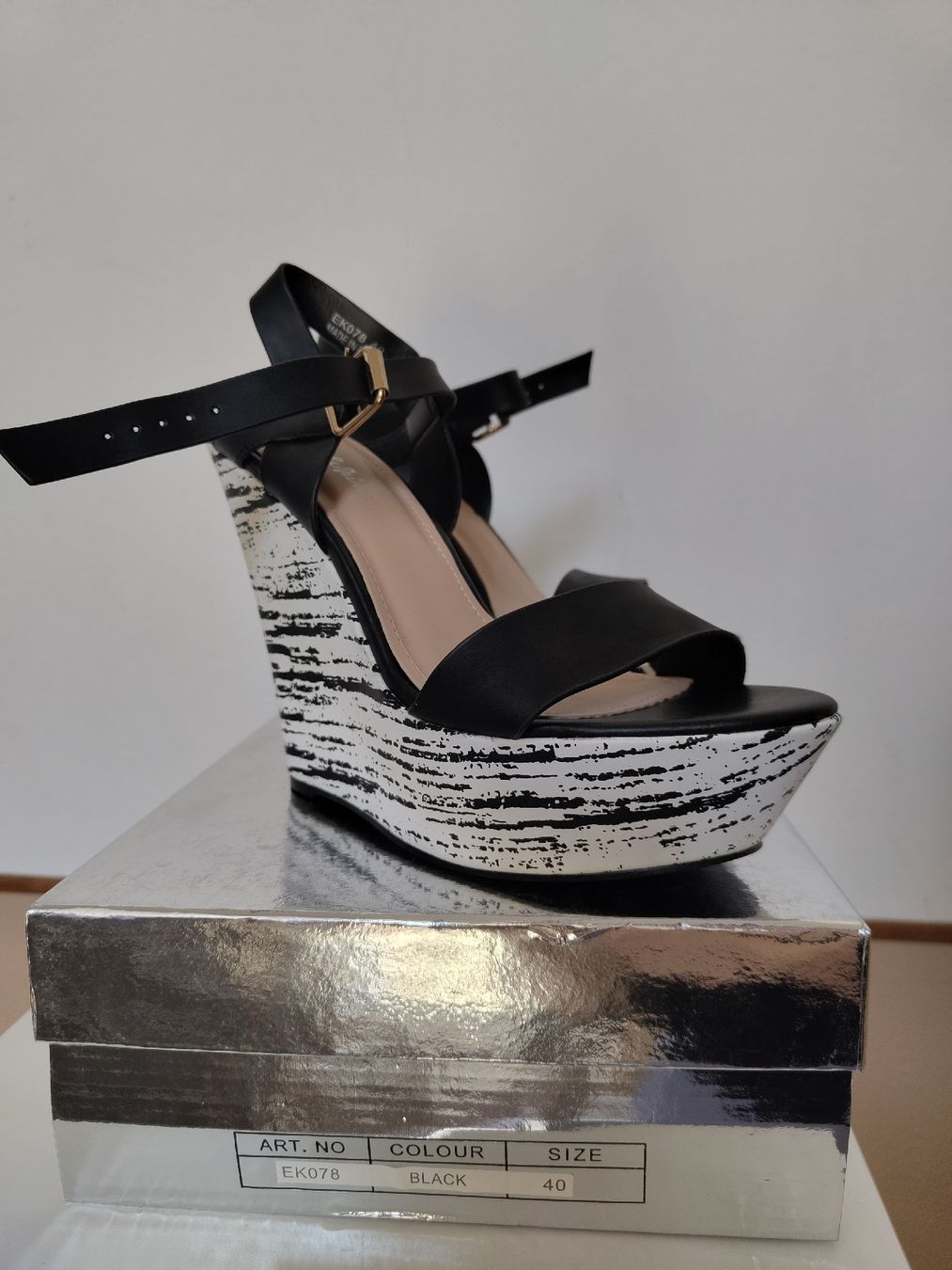 Scarpe da donna: Sandali con zeppa, nero e bianco, n.40 / nuovi – Nuovo e nell'imballaggio originale da Lugano venduto da mar_5j2q
