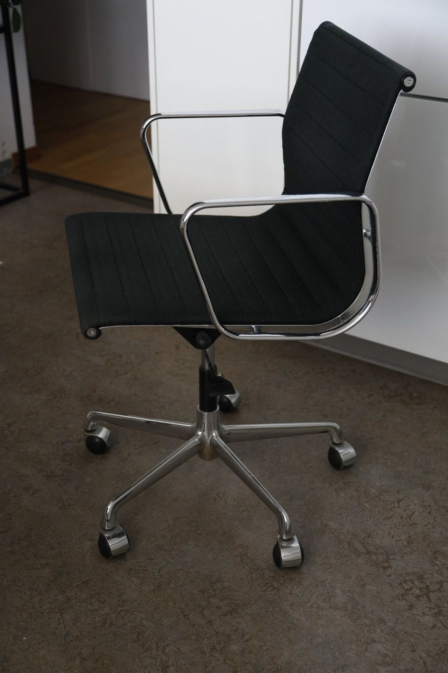 Chaises: Bürostuhl schwarz, Stoff ähnlich Eames – D'occasion à Zürich par evolve1 2